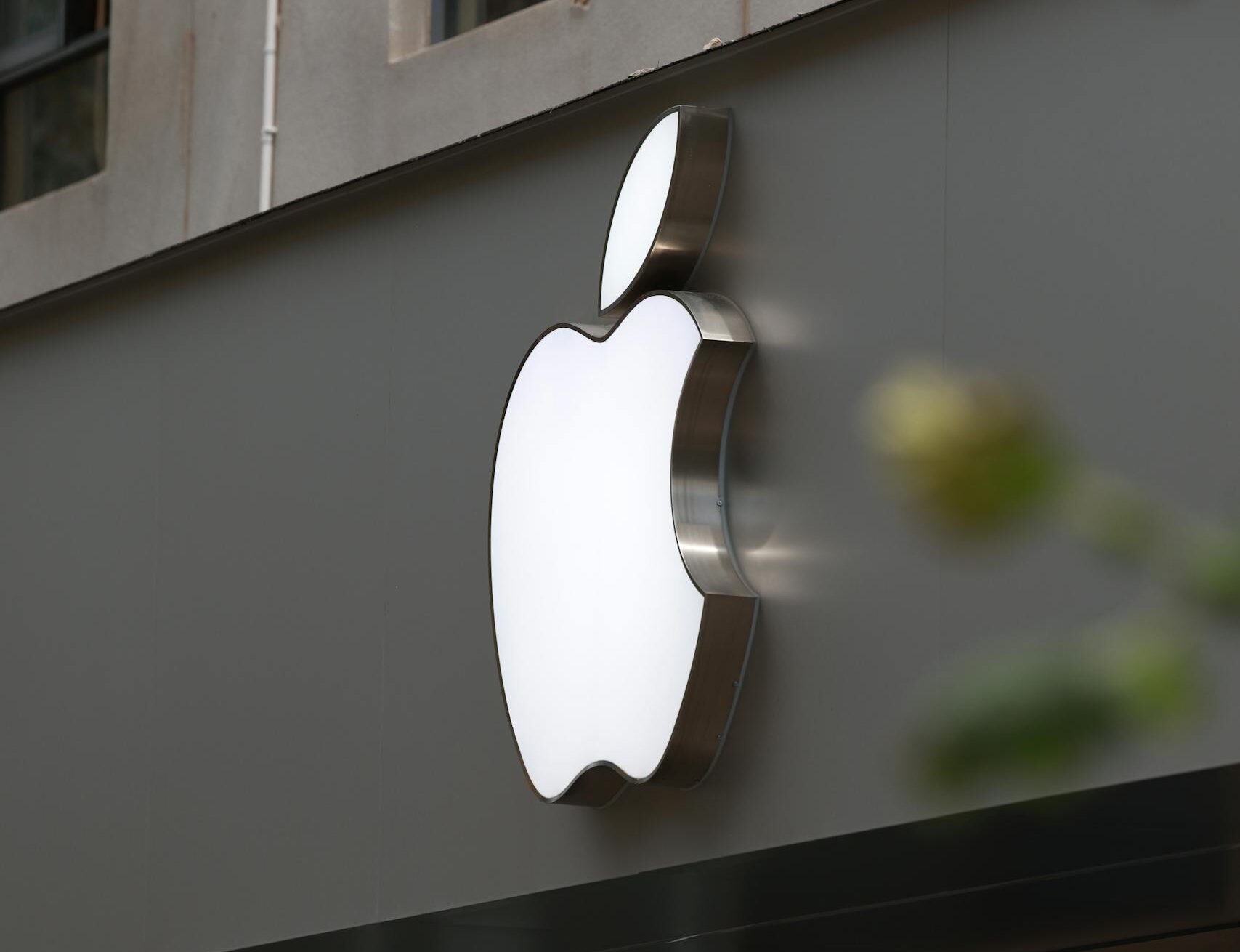 IndiaWorld IndiaWorld Close-up of Apple Store exterior featuring the illuminated logo prominently displayed. Close-up of Apple Store exterior featuring the illuminated logo prominently displayed.
